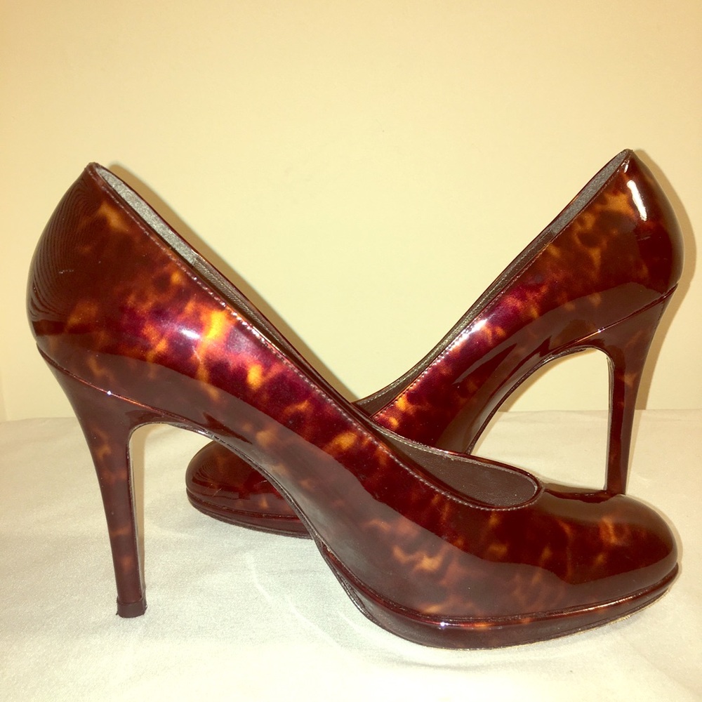 SOLD-Stuart Weitzman Pump (❤️price negotiable❤️)
